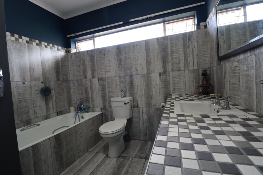 5 Bedroom Property for Sale in Kabega Park Eastern Cape